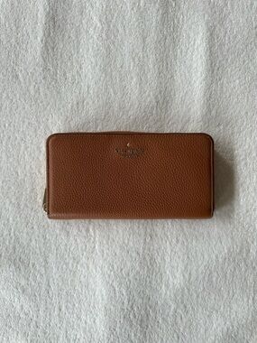 kate spade Tan Pebbled Leather Zip Wallet with Gold Logo